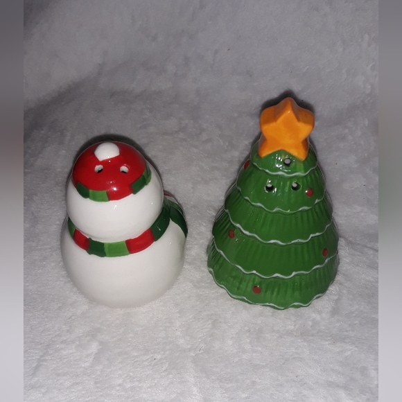 Boston Warehouses - Christmas Tree & Snowman Ceramic Salt & Pepper Shaker Set - Picture 2 of 5
